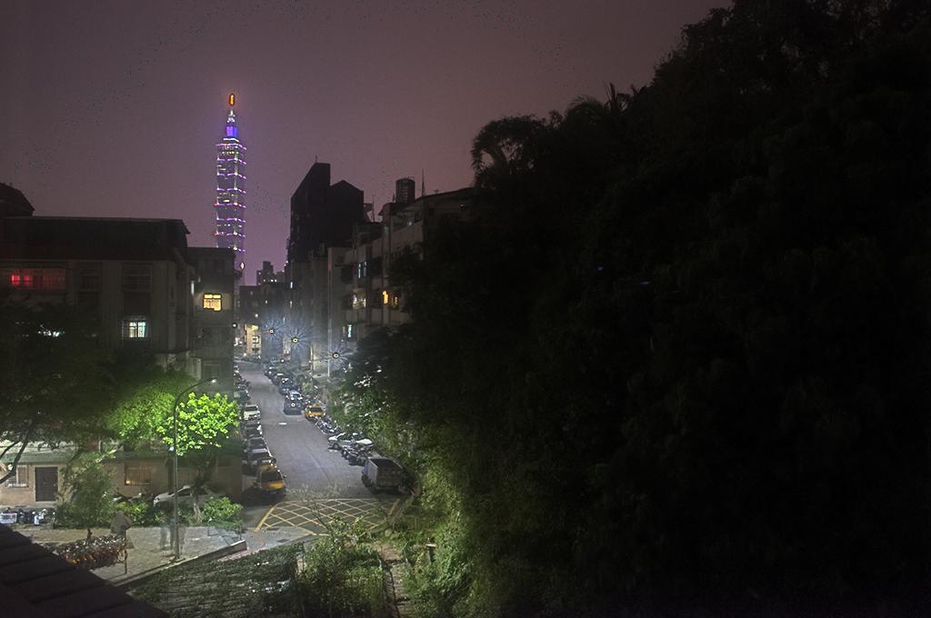 Street at night, tone map algroithm: ashikhmin, Camera: Nikon D5000
