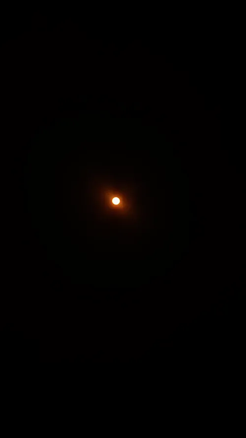 減光後，太陽超小。